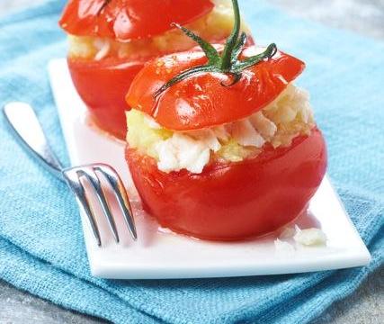 Tomates farcies à la compotée de pommes de terre et merlu