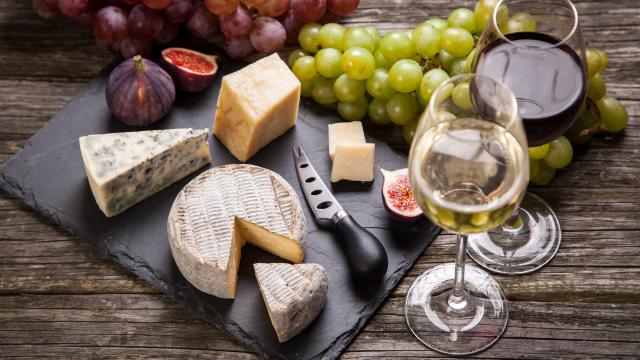 Vin blanc ou vin rouge : lequel s’accorde en réalité le mieux avec les fromages ?