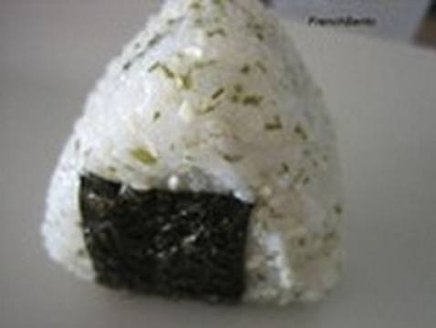 Onigiri à la sardine et au shiso - avec un moule