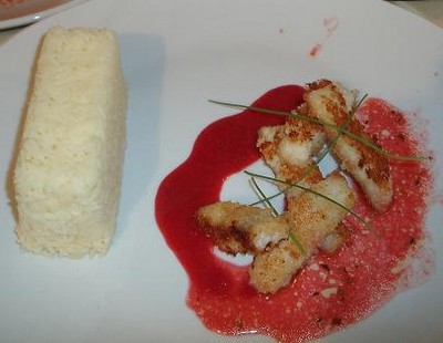 Petites briques de poisson blanc aux deux sauces de merises & son riz au safran rouge