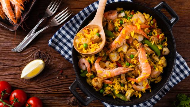 Pour mettre du soleil dans vos assiettes, Cyril Lignac partage sa recette de paella, un vrai régal !