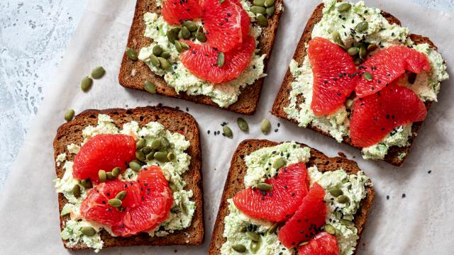 Tartines avocat, cottage cheese et pomelo