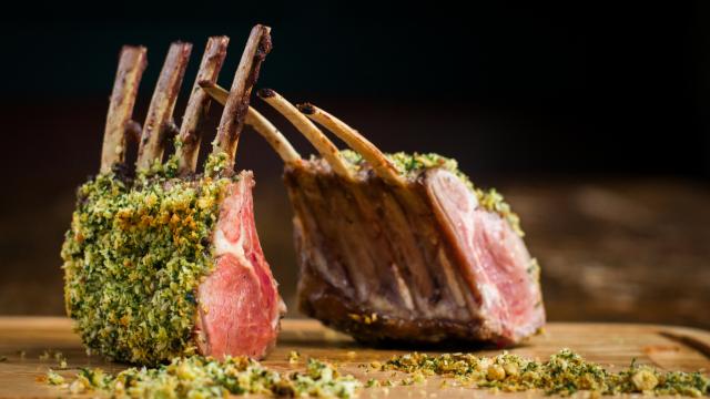 Carré d'agneau aux herbes en croûte