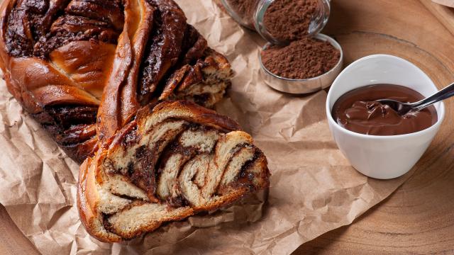 "Elle régale toujours tout le monde" : voici la recette de babka chocolat noisette ultra-gourmande de Nina Metayer !