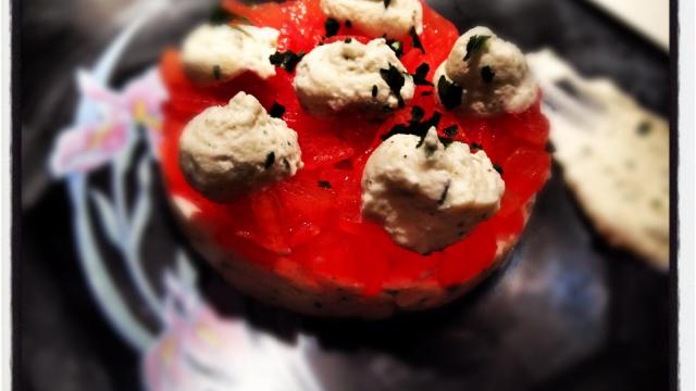 Tartare de tomate et sa mousse de chèvre frais