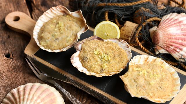 “En entrée, vous prendrez bien mes Saint-Jacques gratinées ?” : Laurent Mariotte vous propose une belle recette pour votre repas de Noël !