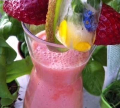 Smothie aux fraises et glaçons comestibles