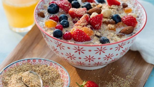 Porridge aux fruits frais et fruits secs