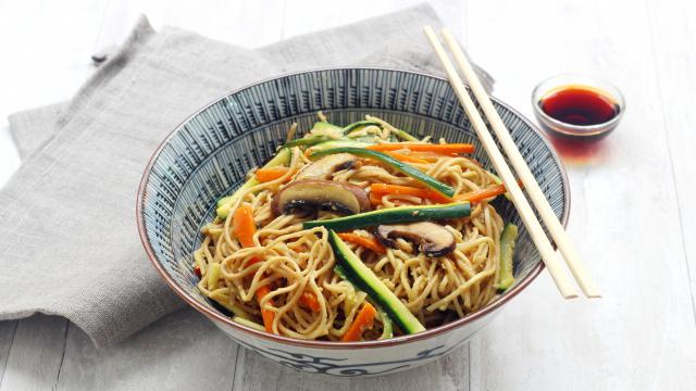 Wok de nouilles sautées aux légumes et champignons