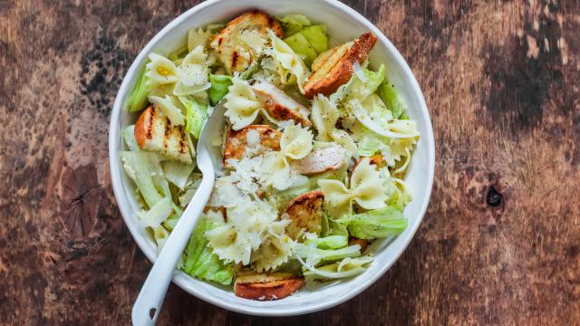 Rapide et saine : une diététicienne partage sa recette facile de salade de pâtes façon César