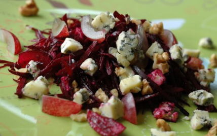 Salade de betterave à la Fourme d'Ambert, aux noix et aux raisins