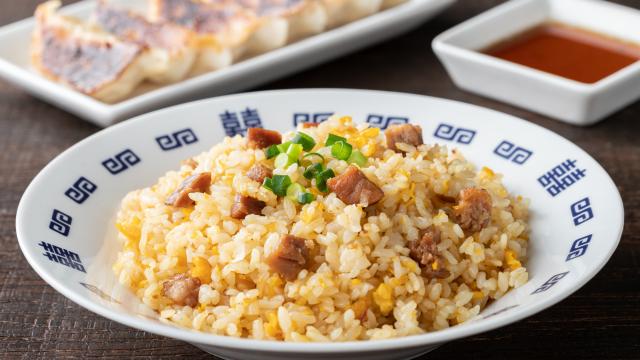 Facile et rapide à faire, Cyril Lignac partage sa recette de riz cantonais, idéale pour les repas du soir !