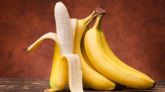 Pour le goûter ou un pique-nique, voici la bonne façon de transporter une banane sans l'abîmer