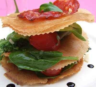 Mille-feuille de légumes printaniers croquants et une sucette de tomate cerise en habit de caramel et sésame