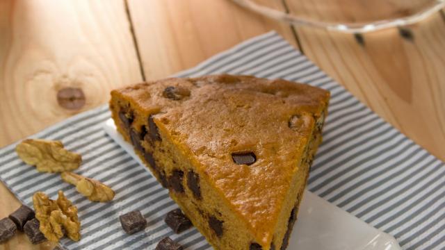 Gâteau épicé au potiron, aux noix et aux pépites de chocolat