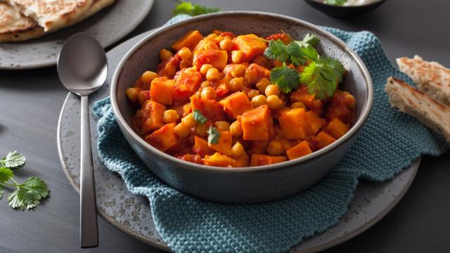 Cette recette de curry de pois chiches et patates douces économique va plaire à toute la famille