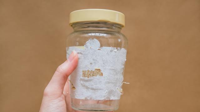 Comment retirer facilement les étiquettes et la colle des bocaux en verre (sans gratter, ni savon) ?