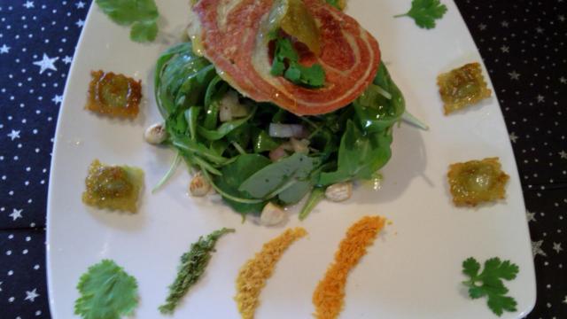 Salade de roquette, ravioles croustillantes et vinaigrette d'agrumes