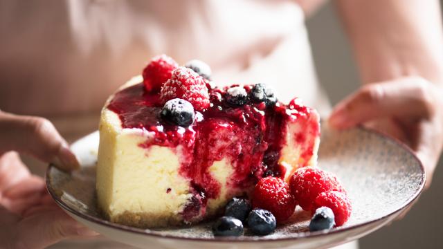 “Je ne sais pas vous mais moi j’ai une passion pour le cheesecake" : Christophe Michalak nous propose une recette à base de fruits rouges parfaite pour le printemps