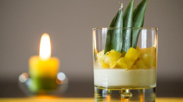 Panna cotta coco citron vert, ananas caramélisé vanille bourbon et rhum blanc