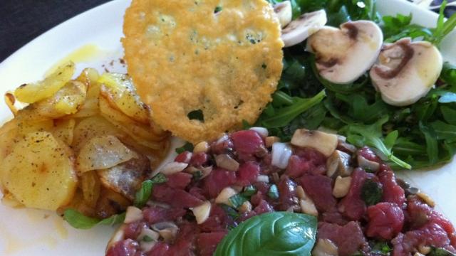 Tartare de bœuf aux champignons et au basilic