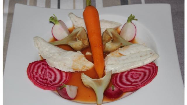 Un cuit cru de légumes de saison au bouillon de légumes Ariaké et sa daurade royale pochée au bouillon de coquillage Ariaké