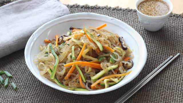 Japchae ou nouilles sautées à la coréenne