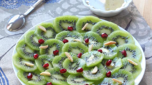 Carpaccio de kiwi aux graines de grenade et sirop vanillé