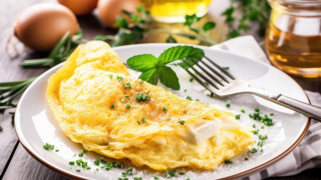 Le chef étoilé Jean-François Piège partage sa recette inratable de l’omelette soufflée au comté et au Mont d’or !