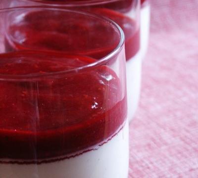 Pamna cotta vanillée au coulis de framboise