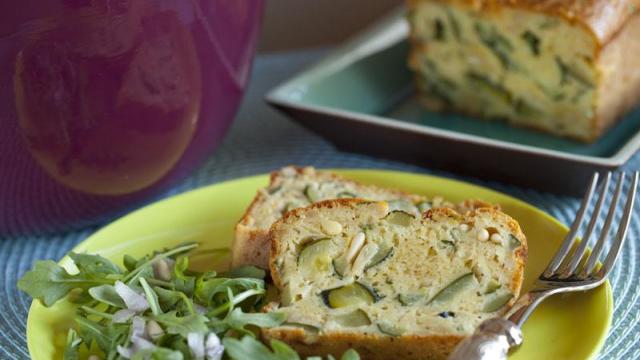 Cake courgettes menthe feta pignons