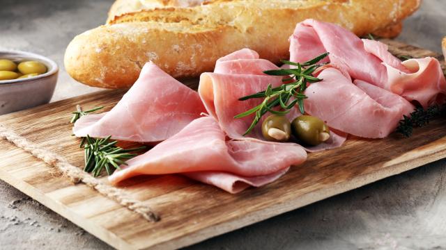 Jambon cru ou jambon cuit, lequel est meilleur pour la santé ? Cette diététicienne répond