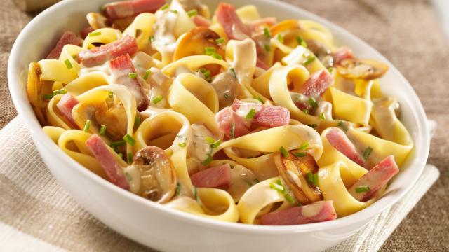 Tagliatelles au bacon, champignons, sauce aux petits oignons