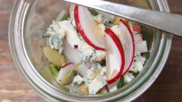 Petite salade toute fraîche à la Fourme d'Ambert, fèves, radis et sirop d'érable