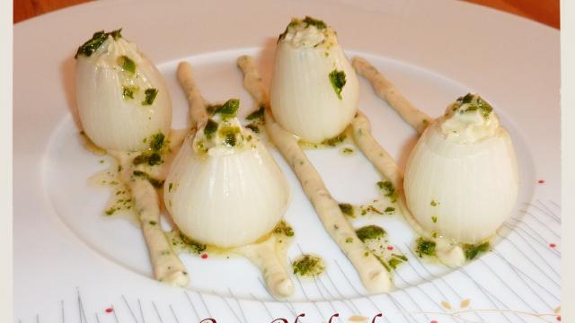 Petits oignons farcis d'une mousseline de flageolet au chèvre frais et beurre d'herbes