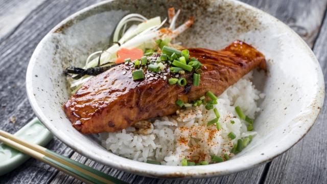 Saumon teriyaki et riz, cake salé aux légumes et amandes, soufflé léger au chou-fleur… Votre menu healthy de la semaine du 16 au 20 mai par 750green