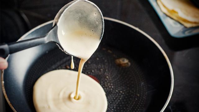 "Les crêpes, c’est simple et ça fait toujours plaisir" : Philippe Etchebest partage ses astuces pour une pâte à crêpes sans grumeaux !