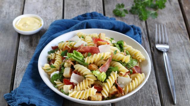 Salade de fusilli façon BLT aux tomates et bacon grillé,