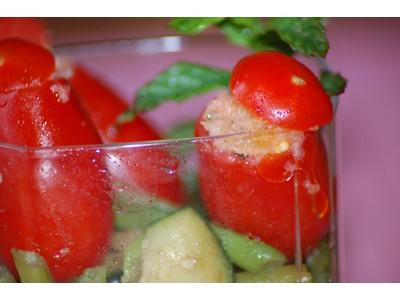 Verrines de tomates 'cœur de pigeon' farcies aux anchois et légumes sautés façon thaï