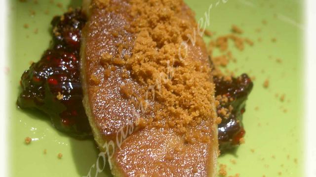 Foie gras poêlé aux spéculoos et lit de fruits rouges