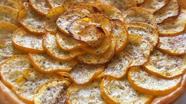 Tarte fine aux courgettes jaunes et crème d'alhambra