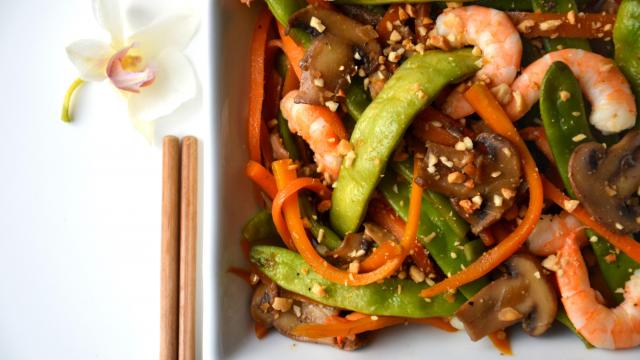 Wok de légumes croquants et crevettes à l'asiatique saveur cacahuète