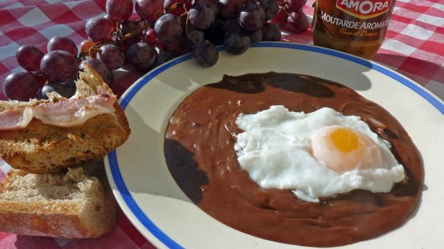 Sauce à l'œuf vigneronne du Berry, au vin rouge et à la moutarde aromatisée Amora