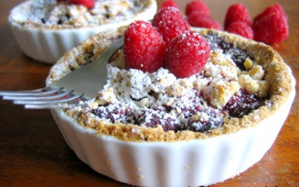 Tarte crumble aux framboises et aux amandes