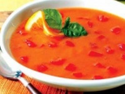 La soupe de tomates avec des pommes de terre