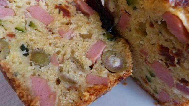 Cake salé aux saucisses de strasbourg et courgettes