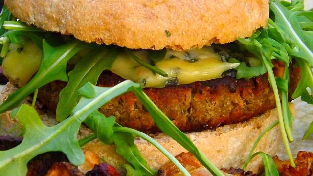 Auvergnat burger végé aux lentilles du Puy et à la Fourme d'Ambert