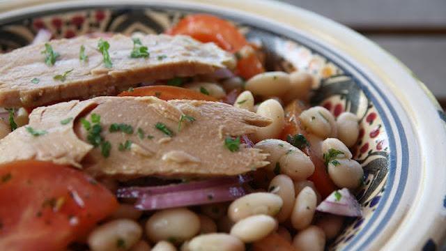 Salade de haricots blancs et tomates à l'émincé de thon