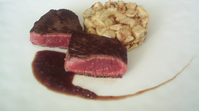 Tournedos de bœuf, cœurs d'artichauds poêlés, sauce bordelaise: