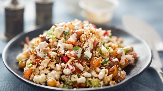 Salade de chou-fleur rôti, quinoa, feta, pois chiches et menthe